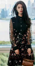 傅菁酷美风格秋装写真大片，两套服饰都很高冷艳丽