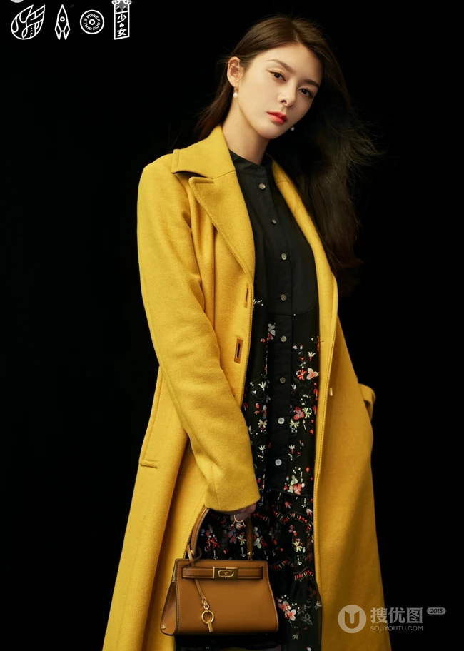 傅菁酷美风格秋装写真大片，两套服饰都很高冷艳丽