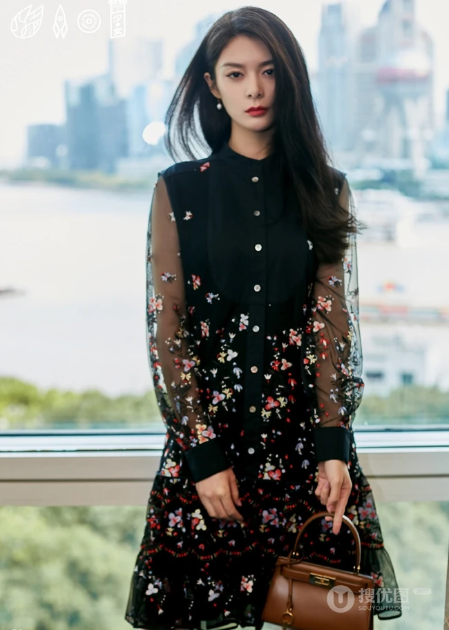 傅菁酷美风格秋装写真大片，两套服饰都很高冷艳丽