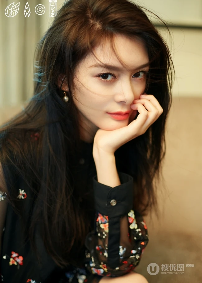 傅菁酷美风格秋装写真大片，两套服饰都很高冷艳丽