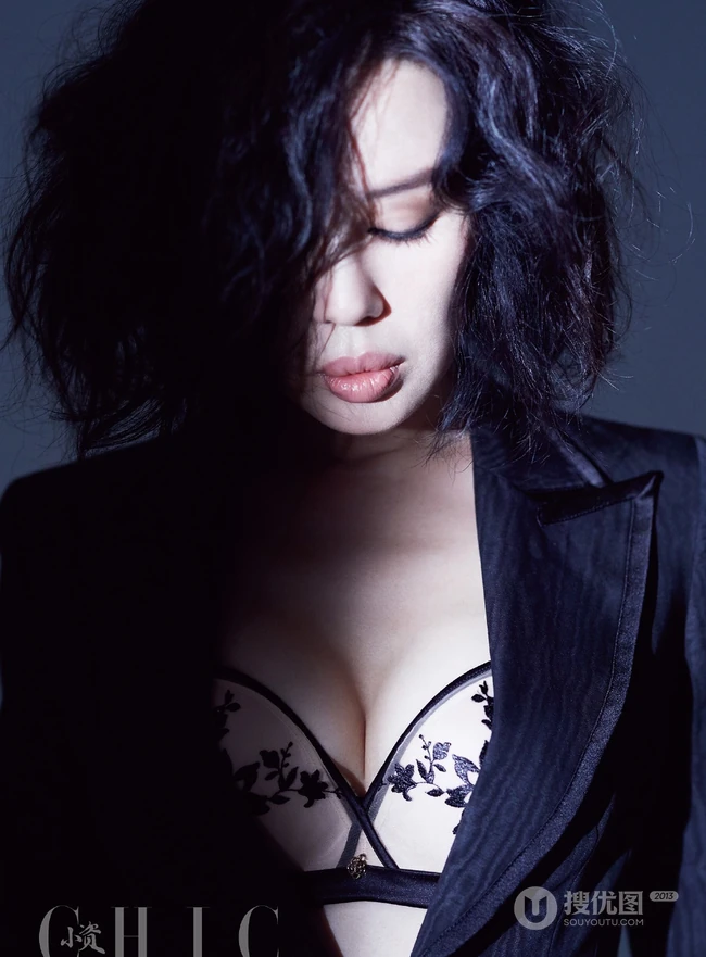 余男卷发烟熏妆造型气质出镜，朦胧感画面眼神酷冷