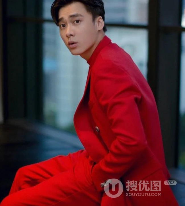 李易峰帅气骚包红色西装造型出现活动写真照片
