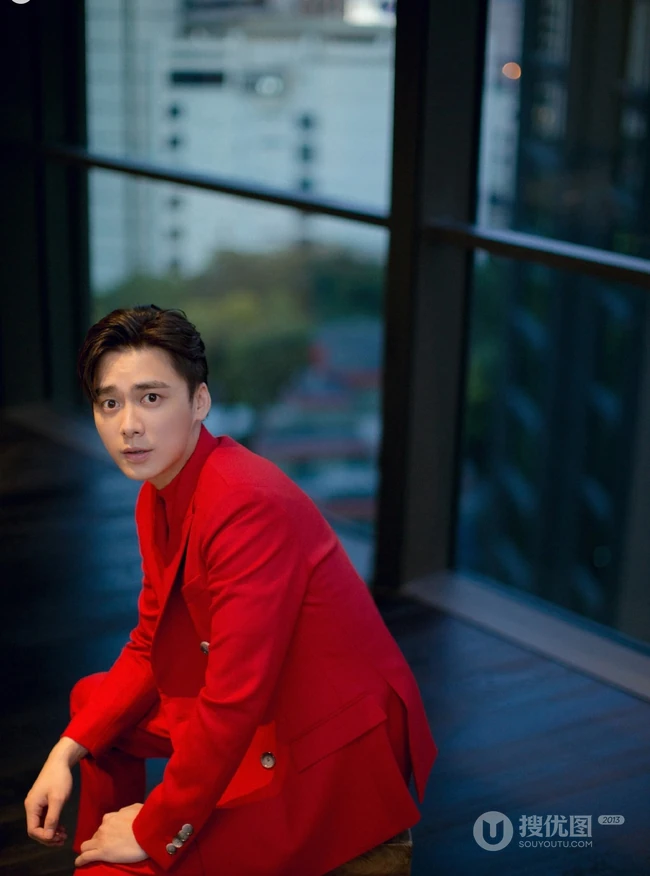 李易峰帅气骚包红色西装造型出现活动写真照片