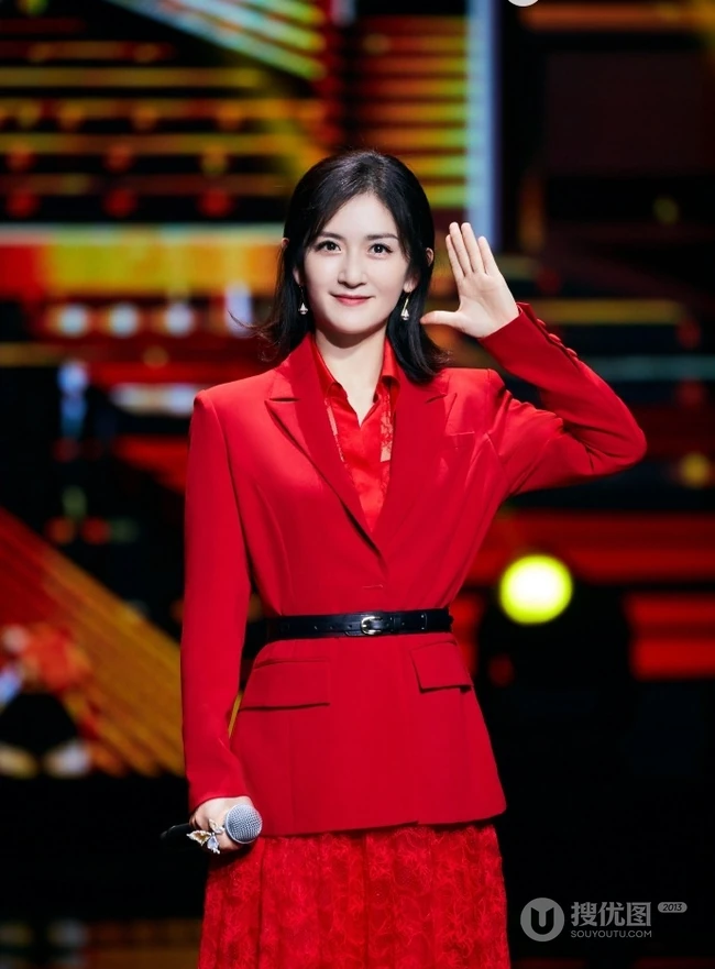 谢娜大红色西服套红裙魅力写真，舞台照气质图片