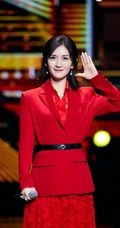 谢娜大红色西服套红裙魅力写真，舞台照气质图片