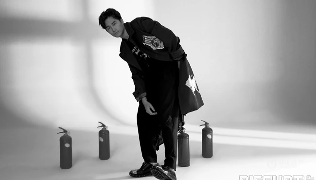 三栖明星帅哥徐志贤高清黑白写真杂志照片