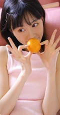 可爱双眼皮齐刘海女孩，短袖睡衣短裤唯美室内写真