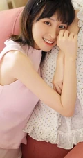 可爱双眼皮齐刘海女孩，短袖睡衣短裤唯美室内写真