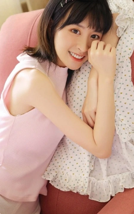 可爱双眼皮齐刘海女孩，短袖睡衣短裤唯美室内写真