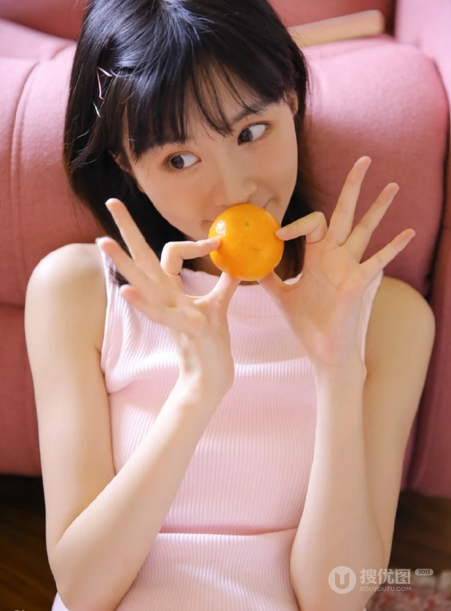 可爱双眼皮齐刘海女孩，短袖睡衣短裤唯美室内写真