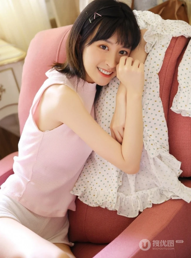 可爱双眼皮齐刘海女孩，短袖睡衣短裤唯美室内写真