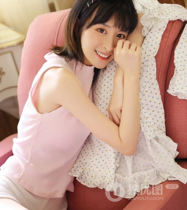 可爱双眼皮齐刘海女孩，短袖睡衣短裤唯美室内写真