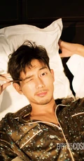 李现慵懒风室内写真杂志图片，胡子拉碴睡眼朦胧