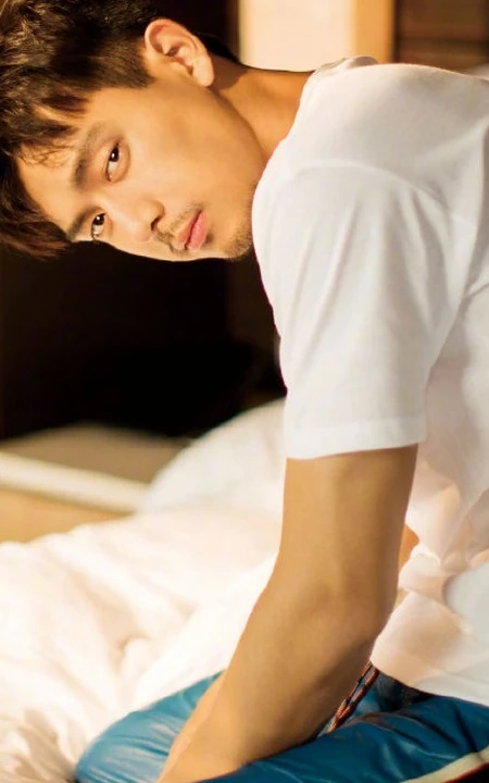 李现慵懒风室内写真杂志图片，胡子拉碴睡眼朦胧
