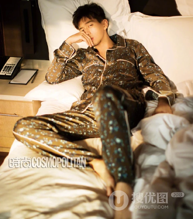 李现慵懒风室内写真杂志图片，胡子拉碴睡眼朦胧