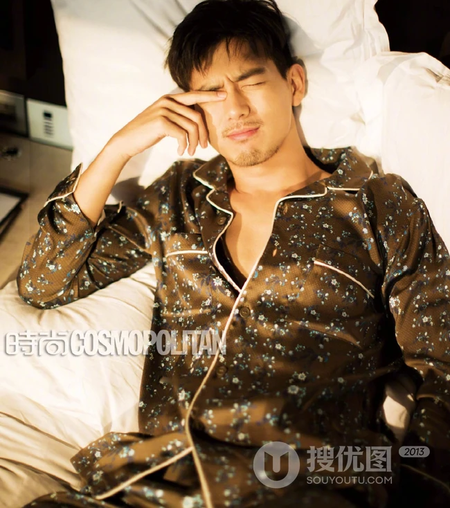 李现慵懒风室内写真杂志图片，胡子拉碴睡眼朦胧
