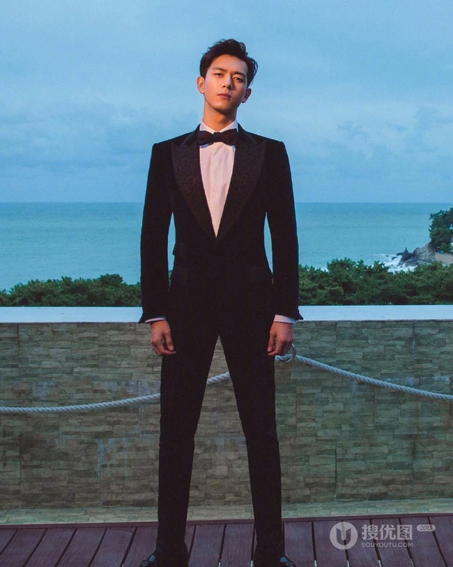 李现慵懒风室内写真杂志图片，胡子拉碴睡眼朦胧