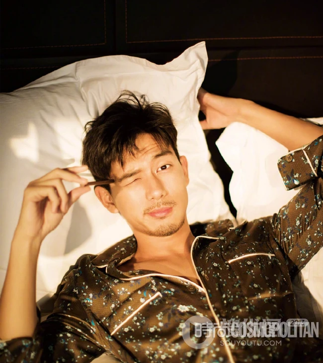 李现慵懒风室内写真杂志图片，胡子拉碴睡眼朦胧