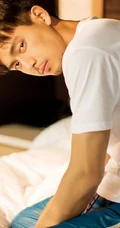 李现慵懒风室内写真杂志图片，胡子拉碴睡眼朦胧