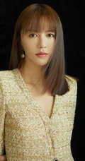 谭维维V领连衣长裙外套魅力写真，齐刘海直发又酷又美