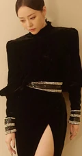 张靓颖酷黑高叉连衣裙气质写真，尽显修长大白线条感
