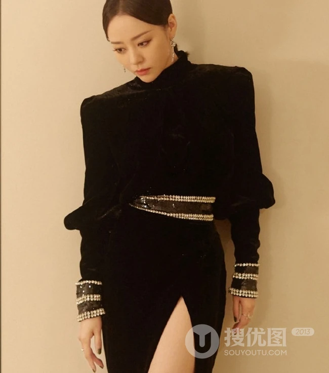 张靓颖酷黑高叉连衣裙气质写真，尽显修长大白线条感