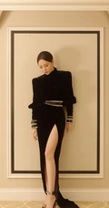 张靓颖酷黑高叉连衣裙气质写真，尽显修长大白线条感