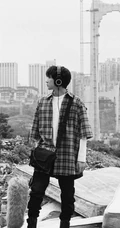 王源户外收集声音，弹钢琴唯美帅气写真图片