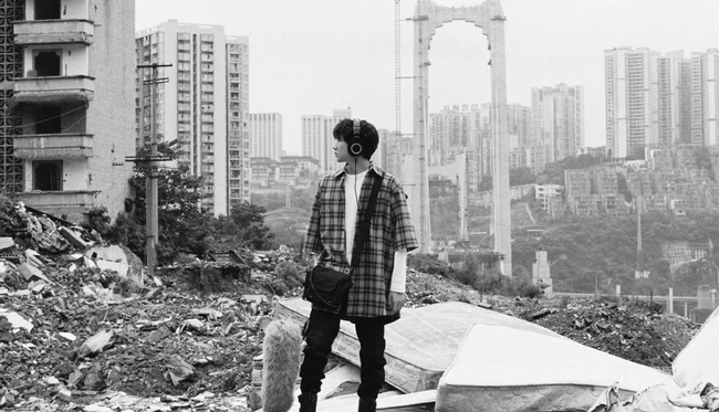 王源户外收集声音，弹钢琴唯美帅气写真图片