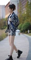 冯提莫酷美国潮装扮街拍写真，俏皮可爱，清新又动人