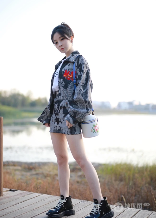 冯提莫酷美国潮装扮街拍写真，俏皮可爱，清新又动人