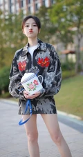 冯提莫酷美国潮装扮街拍写真，俏皮可爱，清新又动人