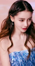 baby化身冰美人鱼气质出镜，梦幻蓝色礼裙礼服真的好美