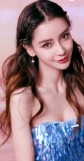 baby化身冰美人鱼气质出镜，梦幻蓝色礼裙礼服真的好美