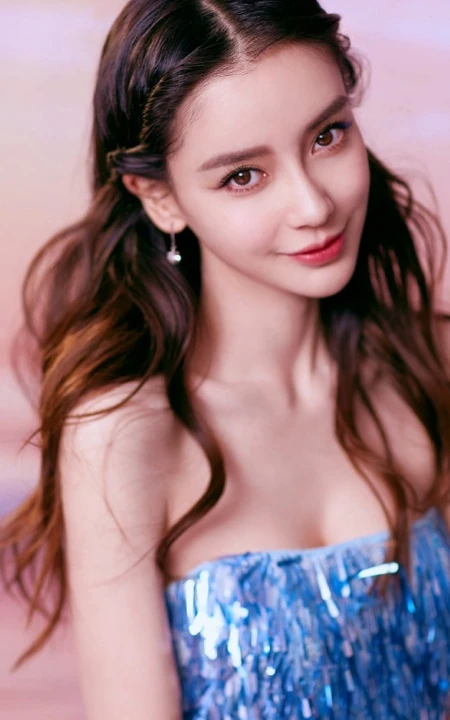 baby化身冰美人鱼气质出镜，梦幻蓝色礼裙礼服真的好美