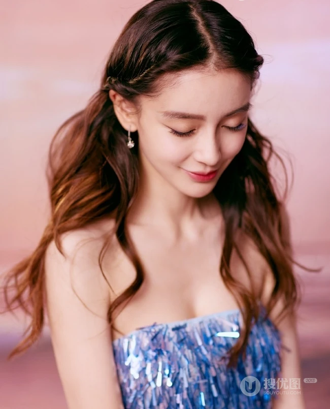 baby化身冰美人鱼气质出镜，梦幻蓝色礼裙礼服真的好美