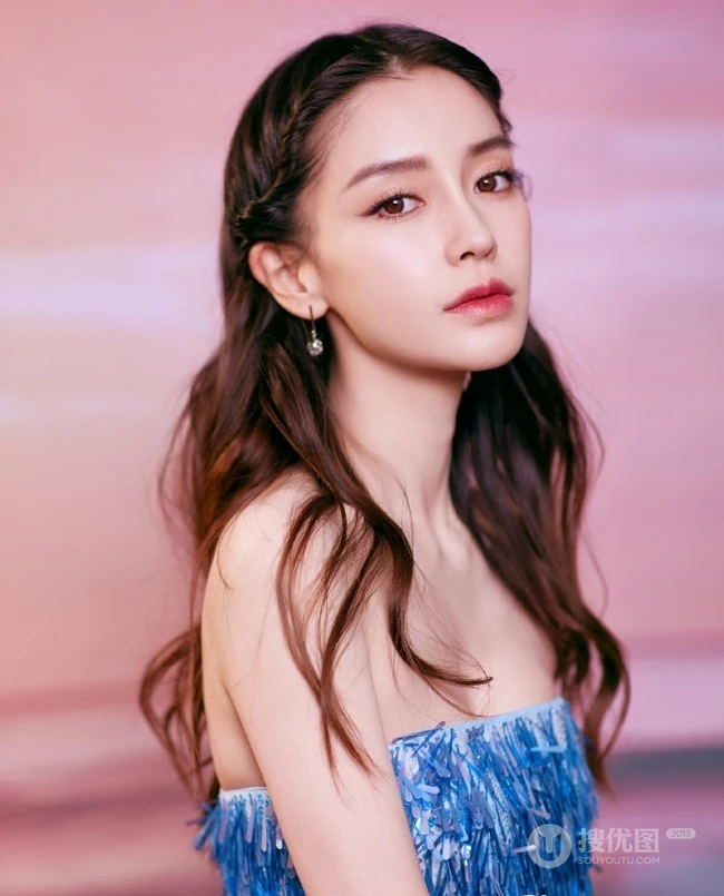 baby化身冰美人鱼气质出镜，梦幻蓝色礼裙礼服真的好美