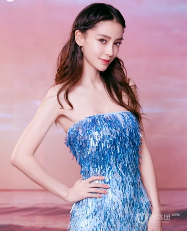 baby化身冰美人鱼气质出镜，梦幻蓝色礼裙礼服真的好美