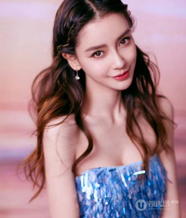 baby化身冰美人鱼气质出镜，梦幻蓝色礼裙礼服真的好美