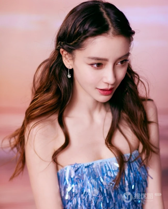 baby化身冰美人鱼气质出镜，梦幻蓝色礼裙礼服真的好美