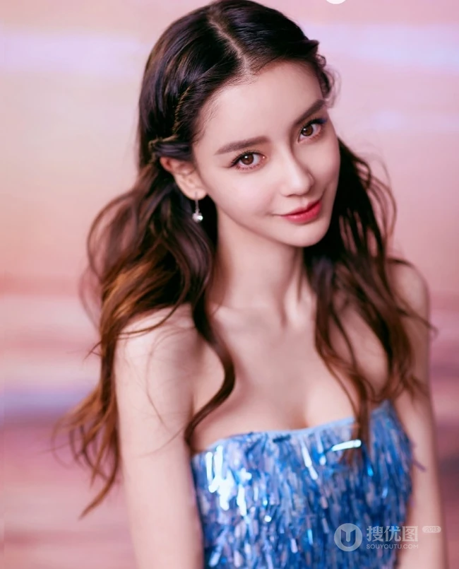 baby化身冰美人鱼气质出镜，梦幻蓝色礼裙礼服真的好美
