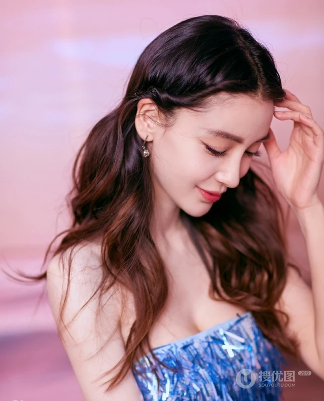 baby化身冰美人鱼气质出镜，梦幻蓝色礼裙礼服真的好美