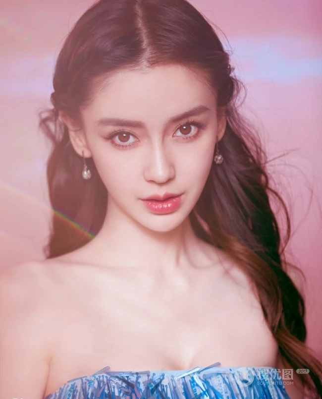 baby化身冰美人鱼气质出镜，梦幻蓝色礼裙礼服真的好美
