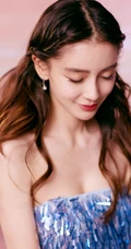 baby化身冰美人鱼气质出镜，梦幻蓝色礼裙礼服真的好美