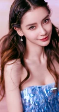 baby化身冰美人鱼气质出镜，梦幻蓝色礼裙礼服真的好美