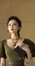 娜扎气质卡其色V领连衣裙超美出镜，曼妙身材白皙匀称
