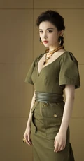 娜扎气质卡其色V领连衣裙超美出镜，曼妙身材白皙匀称