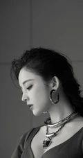 娜扎气质卡其色V领连衣裙超美出镜，曼妙身材白皙匀称