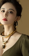 娜扎气质卡其色V领连衣裙超美出镜，曼妙身材白皙匀称