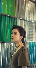 娜扎气质卡其色V领连衣裙超美出镜，曼妙身材白皙匀称